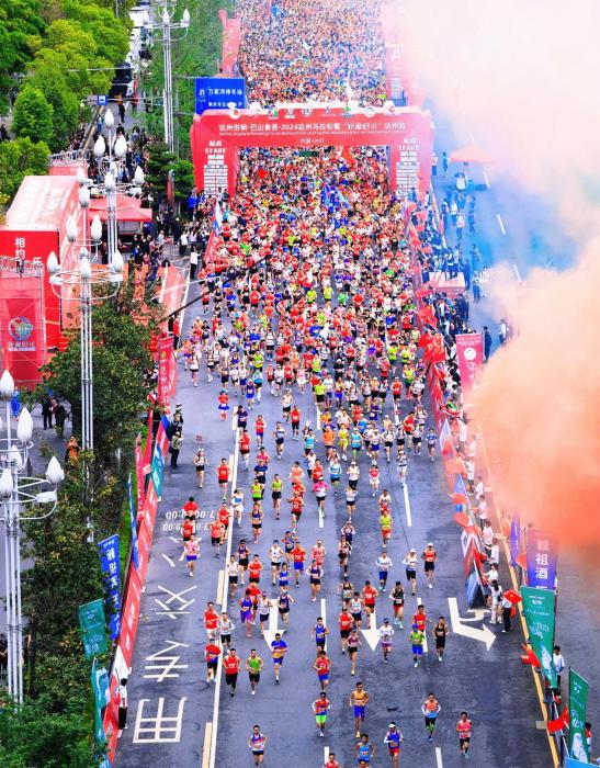 约1.5万跑友角逐达州站马拉松，四项赛会纪录被